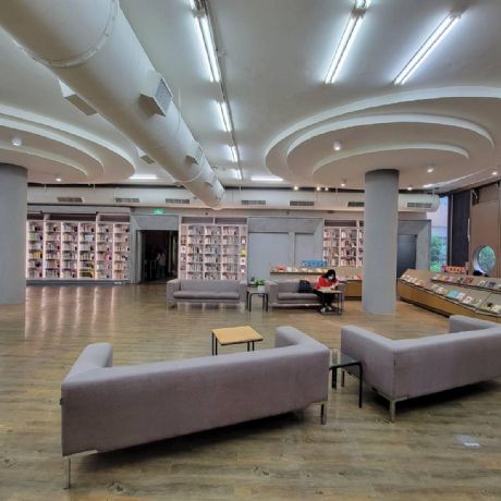 高雄醫學大樓圖書館｜明亮閱讀區與書架展示規劃